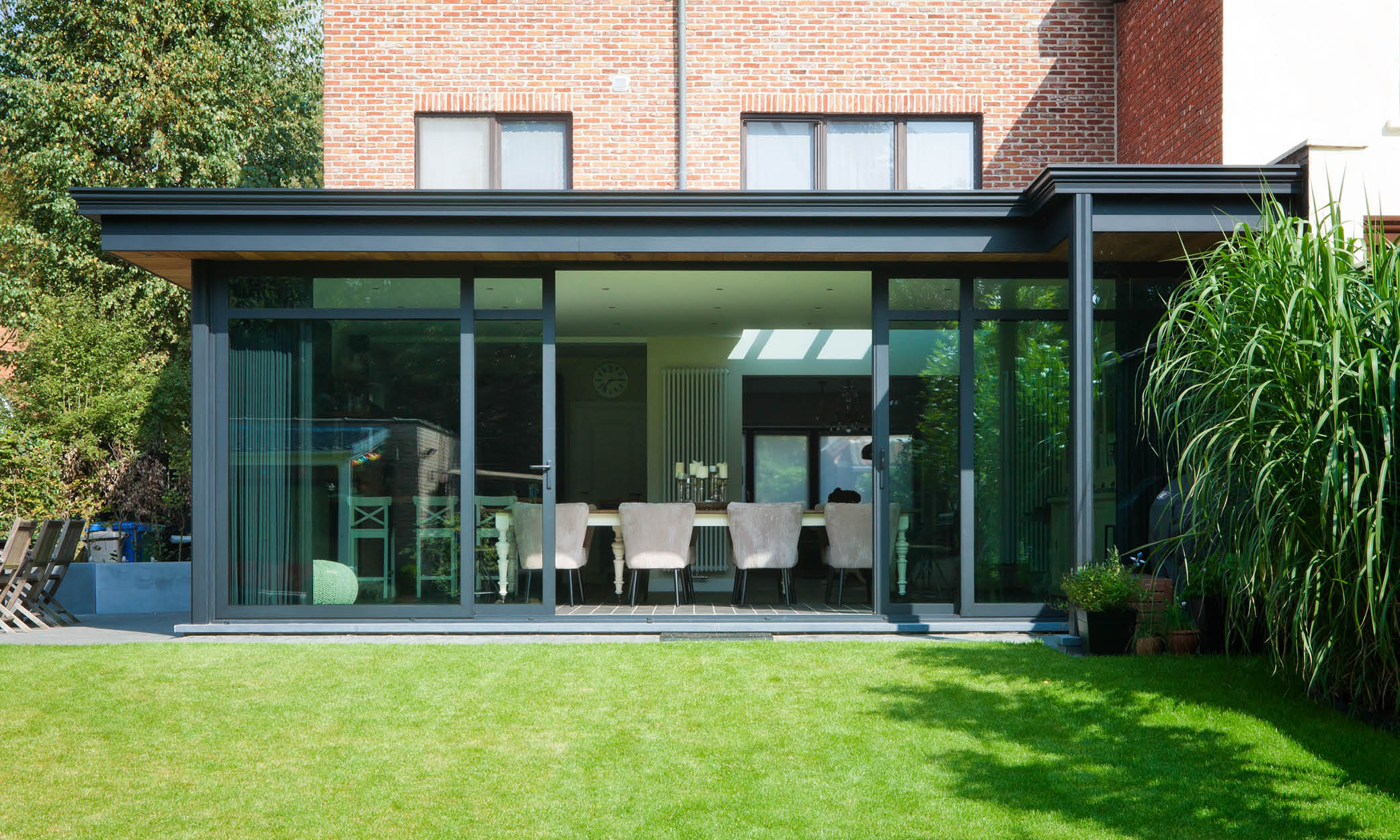 Moderne veranda met tuin