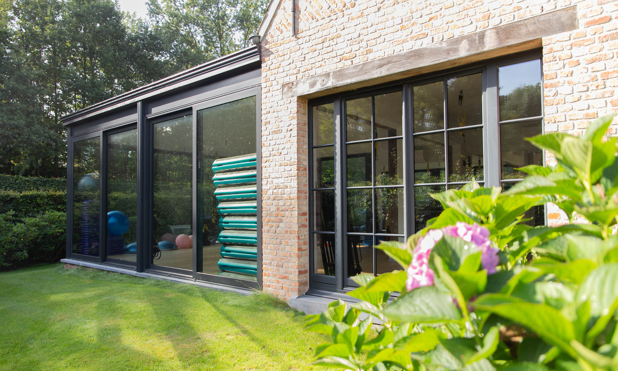 Moderne veranda met fitnessstudio vanuit tuin